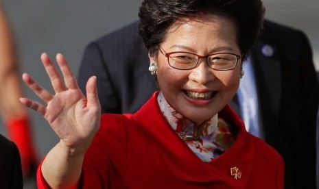 Pemimpin Eksekutif baru Hong Kong Carrie Lam melambaikan tangan saat menghadiri upacara 20 tahun penyerahan Hong Kong kepada Cina di Hong Kong, 1 Juli 2017.