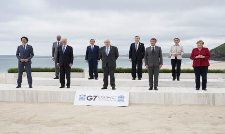 Pemimpin G7 berpose untuk foto bersama menghadap pantai di Carbis Bay Hotel di Carbis Bay, St. Ives, Cornwall, Inggris, Jumat, 11 Juni 2021. Pemimpin dari kiri, Perdana Menteri Kanada Justin Trudeau, Presiden Dewan Eropa Charles Michel, Presiden AS Joe Biden, Perdana Menteri Jepang Yoshihide Suga, Perdana Menteri Inggris Boris Johnson, Perdana Menteri Italia Mario Draghi, Presiden Prancis Emmanuel Macron, Presiden Komisi Eropa Ursula von der Leyen dan Kanselir Jerman Angela Merkel.