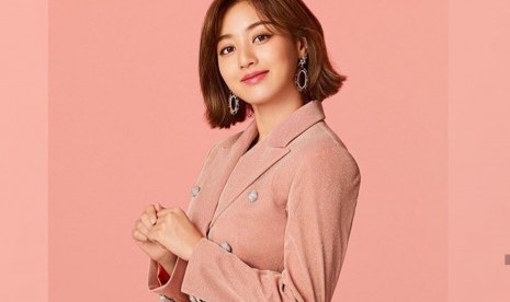 Pemimpin grup musik Twice, Jihyo. Jihyo mengumumkan debut solo dengan album mini berjudul Zone.