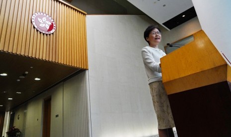 Pemimpin Hong Kong Carrie Lam saat konferensi pers di gedung pemerintah, Hong Kong, Selasa (10/9).