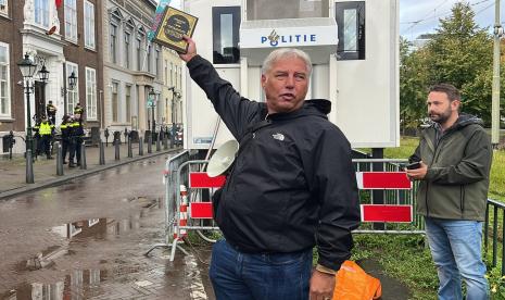 Pemimpin kelompok anti-Islam Pegida di Belanda Edwin Wagensveld menodai Alquran di depan Kedutaan Besar Turki di Den Haag, Belanda, 23 September 2023.