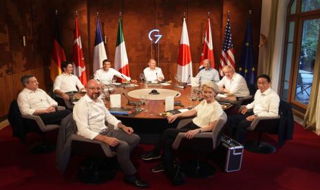 Pemimpin Kelompok Tujuh berkumpul untuk acara makan malam di Kastil Elmau di Kruen, dekat Garmisch-Partenkirchen, Jerman, pada hari Minggu, 26 Juni 2022. Kelompok Tujuh kekuatan ekonomi terkemuka bertemu di Jerman untuk pertemuan tahunan mereka dari Minggu hingga Selasa. Pemimpin searah jarum jam dari kiri depan, Presiden Dewan Eropa Charles Michel, Perdana Menteri Italia Mario Draghi, Perdana Menteri Kanada Justin Trudeau, Presiden Prancis Emmanuel Macron, Kanselir Jerman Olaf Scholz, A.S. Presiden Joe Biden, Perdana Menteri Inggris Boris Johnson, Perdana Menteri Jepang Fumio Kishida dan Presiden Komisi Eropa Ursula von der Leyen.