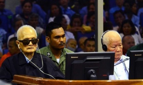 Pemimpin Khmer Merah Nuon Chea (92 tahun) dan mantan presiden Khieu Samphan (87) telah didakwa.