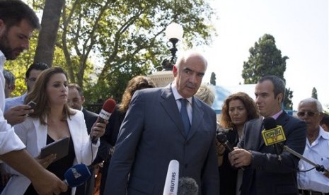 Pemimpin konservatif Partai Demokrasi Baru Evangelos Meimarakis meninggalkan istana presiden setelah bertemu dengan Presiden Yunani, Jumat (21/8). Presiden Yunani meminta pemimpin oposisi membentuk pemerintahan baru satu hari setelah PM Alexis Tsipras mund