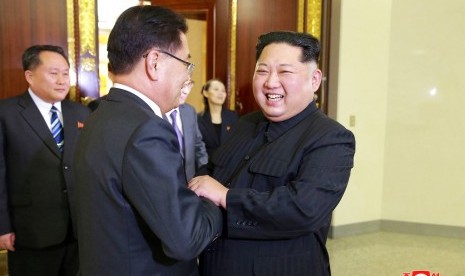 Pemimpin Korea Utara Kim Jong-un bertemu dengan Direktur Keamanan Nasional Korea Selatan Chung Eui-yong pada 5 Maret 2018. 