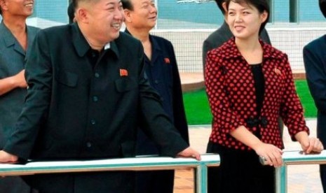 Pemimpin Korea Utara Kim Jong-Un dan seorang wanita yang diidentifikasi sebagai isterinya Ri Sol-Ju.