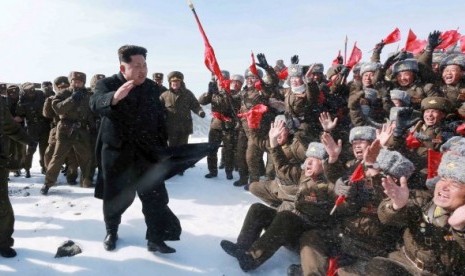 Pemimpin Korea Utara Kim Jong-Un di gunung tertinggi di negaranya.