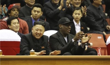 Pemimpin Korea Utara, Kim Jong-un (kiri), bersama mantan bintang NBA, Dennis Rodman, menonton laga eksibisi basket di Pyongyang, Korea Utara, pada 28 Februari.