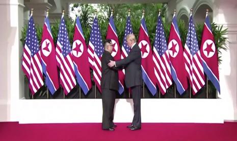 Pemimpin Korea Utara, Kim Jong-un (kiri) dan Presiden AS, Donald Trump (kanan)