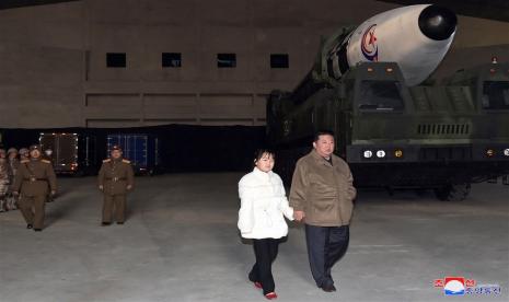 Pemimpin Korea Utara Kim Jong-un membawa putrinya ke lokasi peluncuran rudal untuk mengawasi uji coba rudal balistik antarbenua (ICBM) Hwasong-17.