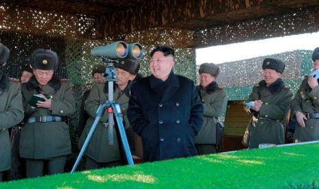 Pemimpin Korea Utara Kim Jong-un menghadiri latihan militer negaranya di Pyongyang dalam foto yang dirili KCNA pada 2 Desember 2016.