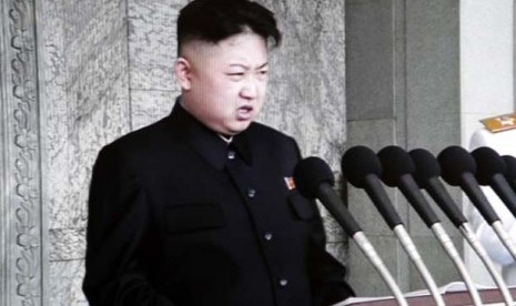 Pemimpin Korea Utara, Kim Jong Un saat berpidato dalam peringatan seratus tahun kelahiran kakeknya, Kim Il-Sung di Pyongyang, Ahad (15/4).