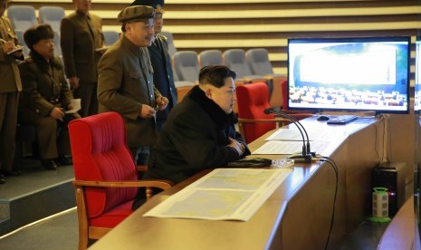 Pemimpin Korea Utara Kim Jong-un saat menonton 'Kwangmyongsong-4' satelit yang diluncurkan di sebuah tempat yang dirahasiakan, Korea Utara , 7 Februari 2016.