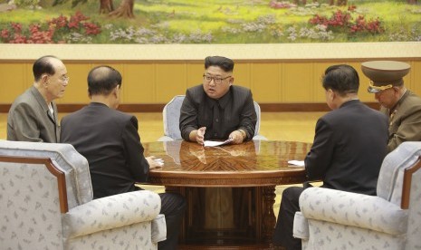 Pemimpin Korea Utara Kim Jong Un (tengah) saat mengadakan pertemuan presidium partai berkuasa. Korea Utara mengklaim 'kesuksesan sempurna' untuk uji coba nuklirnya yang paling kuat sejauh ini. 