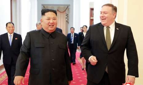 Pemimpin Korea Utara (Korut) Kim Jong-un bertemu dengan Menteri Luar Negeri Amerika Serikat (AS) Mike Pompeo di Pyongyang, Korut, Ahad (7/10). 