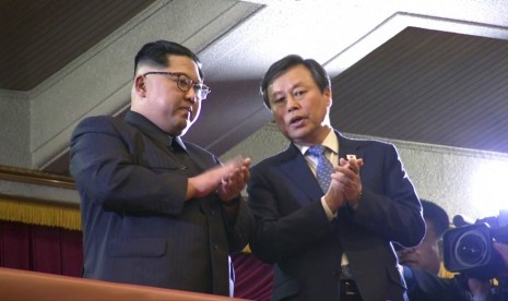 Pemimpin Korut Kim Jong-un (kiri) bertepuk tangan saat menonton konser seni musisi Korsel didampingi Menteri Kebudayaan, Olahraga, dan Pariwisata Do Jong.