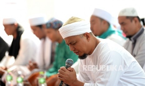 Pemimpin Majelis Az-Zikra Ustaz Arifin Ilham memimpin Zikir Akbar untuk Rohingya bersama Dompet Dhuafa di Masjid Al Madinah, Parung, Kabupaten Bogor, Jawa Barat, Kamis (7/9).