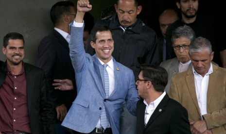 Pemimpin Majelis Nasional Juan Guaido memproklamirkan diri sebagai presiden sementara Venezuela di Central University of Venezuela di Caracas, Jumat (8/2).