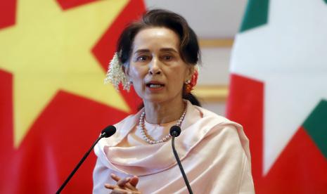 Aung San Suu Kyi berbicara selama konferensi pers, 17 Desember 2019. Junta militer melarang pengacara Aung San Suu Kyi berkomunikasi dengan dunia luar.