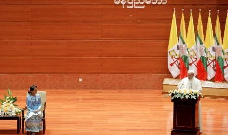 Pemimpin Myanmar Aung San Suu Kyi menyimak pidato Paus Francis di International Convention Centre di Naypyitaw, Myanmar, Selasa (28/11).