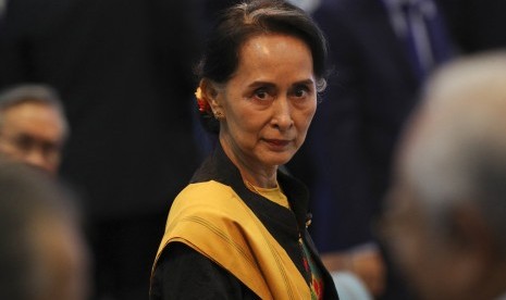 Pemimpin Myanmar Aung San Suu Kyi saat menghadiri pembukaan KTT ASEAN ke-31 di Manila, Filipina, Senin (13/11).