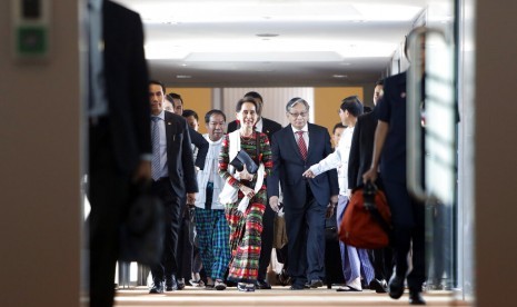 Pemimpin Myanmar Aung San Suu Kyi (tengah) saat tiba di bandara Naypyitaw International Airport, Myanmar dari Belanda, Sabtu (14/12).