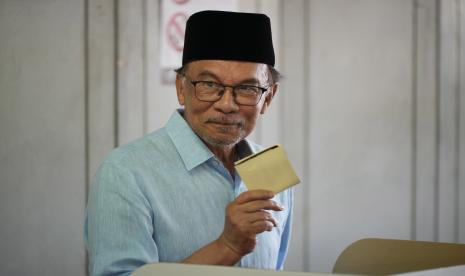 Pemimpin oposisi Anwar Ibrahim menunjukkan surat suaranya saat pemilihan di TPS di Seberang Perai, negara bagian Penang, Malaysia pada 19 November 2022. Raja Malaysia pada Kamis, 24 November 2022, menunjuk Anwar sebagai perdana menteri negara itu, mengakhiri hari-hari ketidakpastian setelah pemilihan umum yang memecah belah menghasilkan Parlemen yang digantung. 