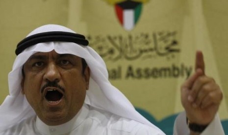 Pemimpin oposisi Kuwait Musallam al-Barrak saat berbicara kepada wartawan di Kuwait City pada 20 November 2011