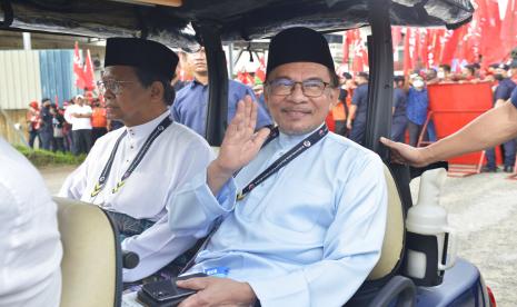 Pemimpin oposisi Malaysia Anwar Ibrahim melambai ke arah fotografer setelah menyerahkan dokumen pencalonannya di pusat pencalonan untuk pemilihan umum mendatang di Tambun, Malaysia, Sabtu, 5 November 2022. Kampanye untuk pemilihan umum Malaysia secara resmi dimulai Sabtu, dalam perlombaan yang sangat kompetitif yang akan melihat koalisi terlama di dunia berusaha untuk mendapatkan kembali dominasinya empat tahun setelah kekalahan elektoral yang mengejutkan. 