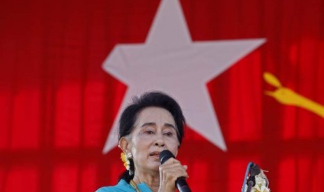 Pemimpin oposisi Myanmar, Aung San Suu Kyi, berorasi dalam kampanyenya di Moe Nyin, Kachin, Myanmar, Ahad (4/10). 