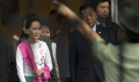 Pemimpin oposisi Myanmar Aung San Suu Kyi saat tiba di bandara di Beijing untuk pertama kalinya, Rabu (10/6).