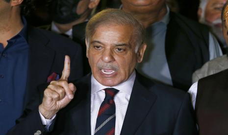 Pemimpin oposisi Pakistan Shahbaz Sharif berbicara dalam konferensi pers setelah keputusan Mahkamah Agung, di Islamabad, Pakistan, 7 April 2022.