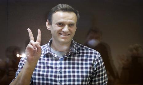  Pemimpin oposisi Rusia Alexei Navalny memberi isyarat saat dia berdiri di dalam sangkar di Pengadilan Distrik Babuskinsky di Moskow, Rusia, Sabtu, 20 Februari 2021. Dua persidangan terhadap Navalny akan diadakan: Pengadilan Kota Moskow akan mempertimbangkan banding terhadap pemenjaraannya di kasus penggelapan dan Pengadilan Distrik Babushkinsky akan mengumumkan putusan dalam kasus pencemaran nama baik. 