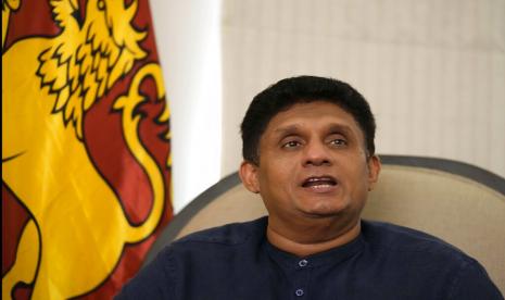 Pemimpin oposisi Sri Lanka Sajith Premadasa berbicara selama wawancara dengan The Associated Press di kantornya di Kolombo, Sri Lanka, Jumat, 15 Juli 2022. Ia mengundurkan diri dari pencalonan presiden dan memutuskan untuk mendukung kandidat saingannya.