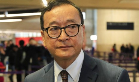 Pemimpin oposisi terkemuka Kamboja Sam Rainsy saat berusaha pulang ke Kamboja di Bandara Charles de Gaulle, Paris, Prancis, Kamis, 7 November 2019.