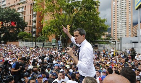 Pemimpin oposisi Venezuela Juan Guaido berbicara kepada pendukungnya saat unjuk rasa memperingati Hari Kemerdekaan Venezuela di Caracas, Venezuela, Jumat (5/7).