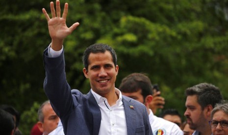 Pemimpin oposisi Venezuela Juan Guaido menyapa pendukungnya di Caracas, Venezuela. 