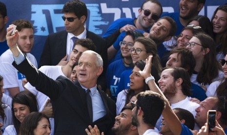 Pemimpin Partai Blue and White Benny Gantz berswafoto dengan pendukungnya saat kampanye di Tel Aviv, Israel, Senin (8/4). Gantz berhadapan langsung dengan Perdana Menteri Israel Benjamin Netanyahu dalam pemilu, 9 April 2019.