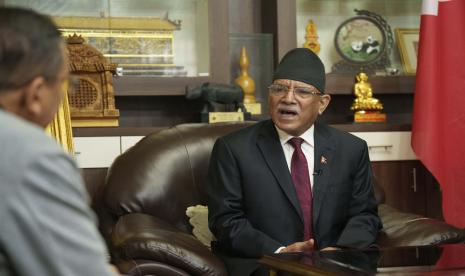  Pemimpin partai komunis Maois Pushpa Kamal Dahal berbicara kepada Associated Press selama wawancara di Kathmandu, Nepal, Rabu, 2 November 2022. Aliansi partai-partai yang berkuasa di Nepal berjanji untuk memberikan pemerintahan yang stabil yang akan menyelesaikan masa jabatan lima tahun penuh di Bangsa Himalaya yang telah memiliki 13 pemerintahan berbeda ini selama 16 tahun terakhir. 