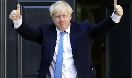 Pemimpin Partai Konservatif sekaligus Perdana Menteri InggrisBoris Johnson saat tiba di markas partai di London, Selasa (23/7).