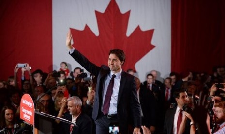 Pemimpin Partai Liberal Justin Trudeau melambaikan tangan di markas partai di Montreal, Kanada, Selasa, 20 Oktober 2015. Trudeau menjadi Perdana Menteri yang baru setelah mengalahkan Stephen Harper dari Partai Konservatif.