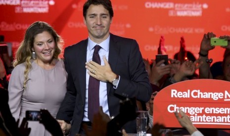 Pemimpin Partai Liberal Kanada  Justin Trudeau bersama istrinya Sophie Gregoire usai pemilu federal di Montreal, Quebec, Kanada, Senin, 19 Oktober 2015. 