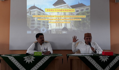 Pemimpin Perusahaan Suara Muhammadiyah, Deni Asyari, saat memberikan keterangan pers di Grha Suara Muhammadiyah, Kamis (22/2). Konferensi pers sendiri terkait peresmian Grha Suara Muhammadiyah yang akan dilaksanakan pada 25 Februari 2018 mendatang.