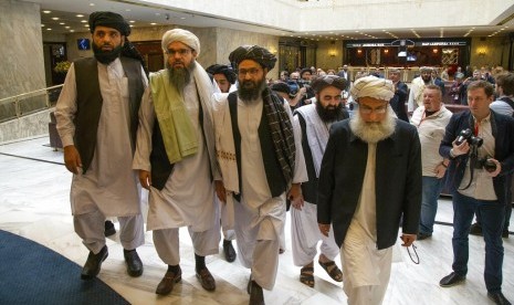 Pemimpin politis top Taliban Mullah Abdul Ghani Baradar (ketiga dari kiri) bersama delegasi Taliban lainnya tiba untuk melakukan pembicaraan di Moskow, Rusia, 28 Mei 2019.