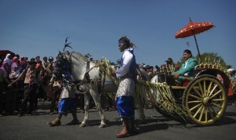 Pemimpin prajurit Demak membawa bokor atau bunga yang akan dibawa ke Makam Sunan Kalijaga saat prosesi kirab Grebeg Besar Demak di Demak, Jateng (ilustrasi).