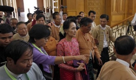 Pemimpin pro-demokrasi Myanmar, Aung San Suu Kyi tiba untuk menghadiri sesi parlemen baru di Nay Pyi Daw, Myanmar, Senin, 1 Februari 2016.