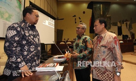 Pemimpin Rapat sekaligus Wakil Ketua Komisi II DPR Lukman Edy berbincang bersama Ketua KPU Arief Budiman, dan Ketua Bawaslu RI Abhan jelang berlangsungnya Rapat Dengar Pendapat (RDP) dengan Komisi II di Kompleks Parlemen, Senayan, jakarta, Selasa (6/6).