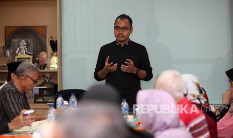 Pemimpin Redaksi Harian Republika Irfan Junaedi memberikan paparanya saat membuka kegiatan 30 Menit Bisa Membaca Alquran di Kantor Republika, Jalan Warung Buncit, Jakarta, Sabtu (28/10).