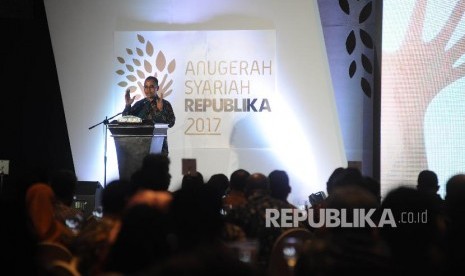 Pemimpin Redaksi Harian Republika Irfan Junaidi berikan sambutan dalam Anugerah Syariah Republika (ASR) 2017 di Jakarta, Rabu (6/12) malam.