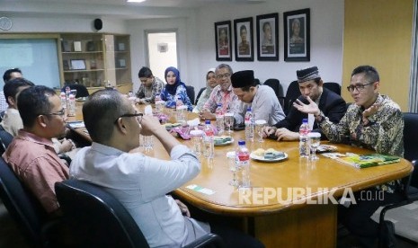 Pemimpin Redaksi Harian Republika Irfan Junaidi (Kedua kiri) bersama jajaran redaksi menerima berdialog dengan Ketua Umum Majelis Upaya Kesehatan Islam Seluruh Indonesia (MUKISI) Masyhudi AM (kanan) bersama jajaran pengurus lainnya saat berkunjung ke kantor pusat Republika di Jakarta, Selasa (29/8)